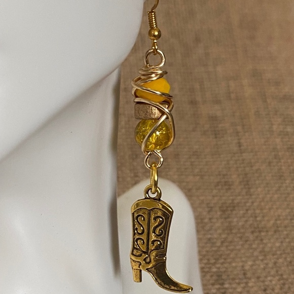 Western themed wire wrapped beaded earrings with charm - Picture 1 of 3